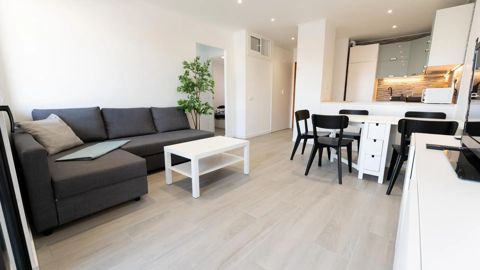 Sunny Vibes Apartment With Sea View 아데제
